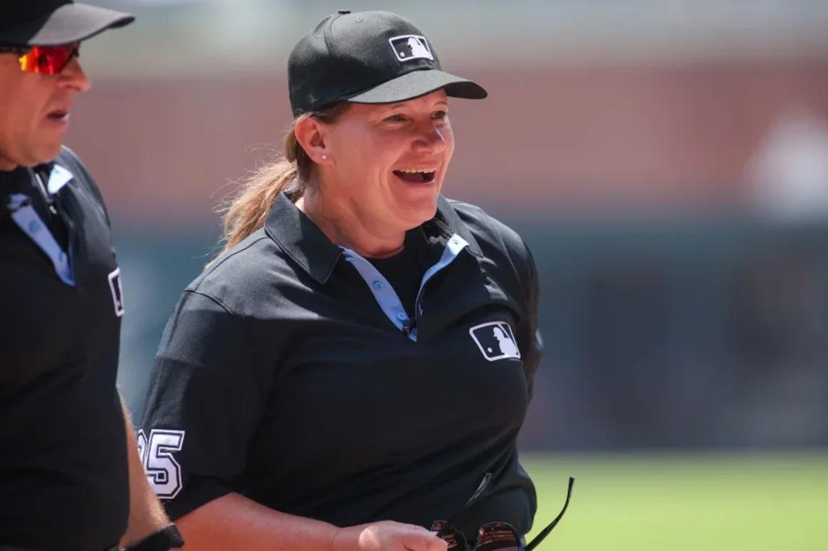 Jen Pawol es la primera mujer en arbitrar un partido de las Grandes Ligas