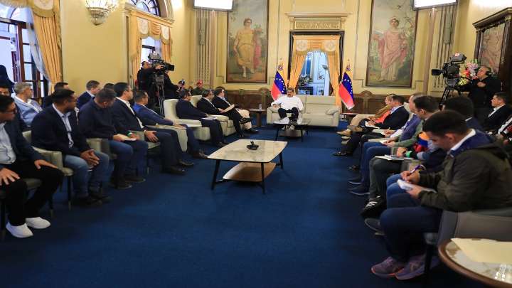 Maduro se reunió con alcaldes opositores electos en Miraflores