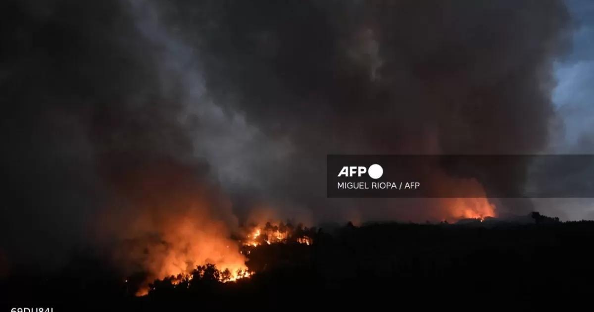 España enfrenta una ola de incendios que deja dos fallecidos y provoca miles de desalojados