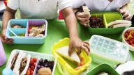 El lunch y el recreo: Expertos explican cómo la comida ayuda a los niños a socializar en la escuela