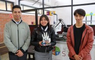 Estudiantes de la UPT desarrollan mano robótica que traduce lenguaje de señas