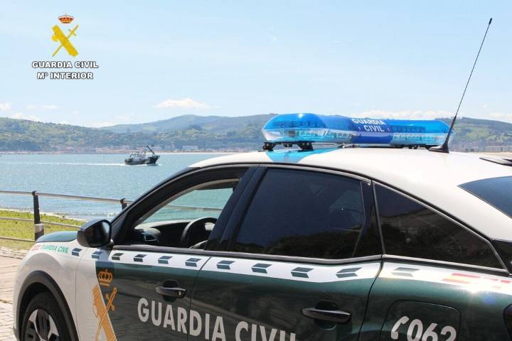 A prisión por empujar y amenazar a un joven para robarle un patín eléctrico en Santoña