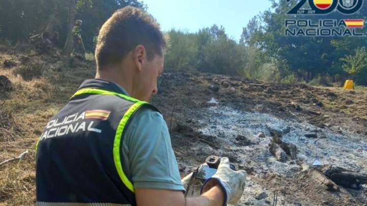 Un vecino provoca un fuego quemando rastrojos durante el confinamiento del incendio de Llamas de Cabrera