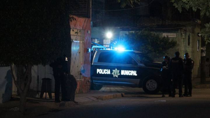 Menor abre el portón de su casa en León y recibe tres balazos en el pecho; se encuentra grave