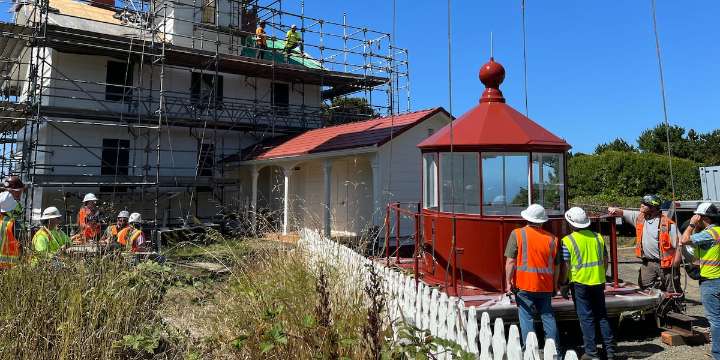 Lantern returns to Yaquina Bay Lighthouse in Newport amid restoration project