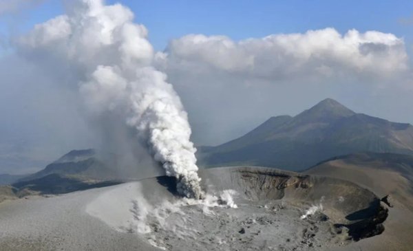 Un volcán entró en erupción en el suroeste de Japón