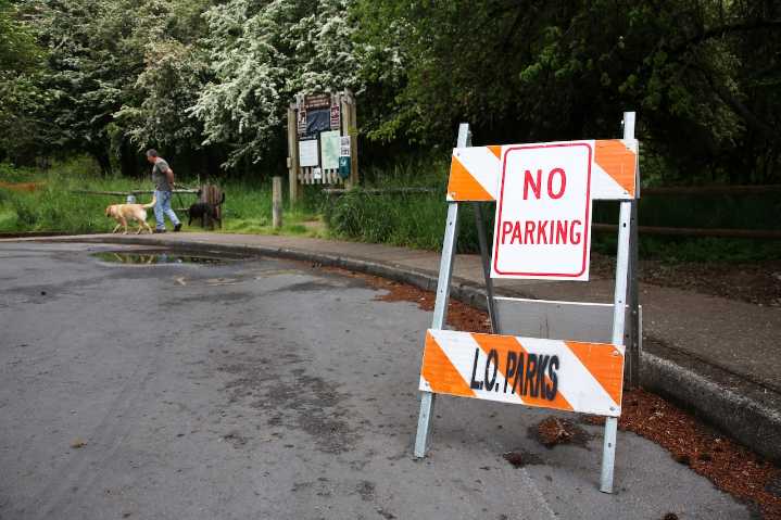 Dear Abby: Neighbor, who has 5 cars, constantly parks in front of our house