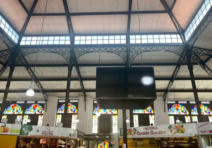 El PSOE reprocha la inutilidad de las pantallas en los mercados: «es otra muestra de actuaciones improvisadas»