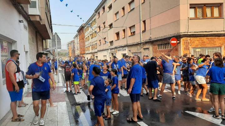 Lugo de Llanera se pone pingando: la multitud, a remojo en su recorrido por las calles del pueblo en fiestas
