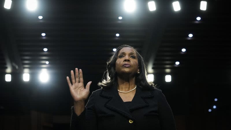 ¿Quién es Lisa Cook, la primera gobernadora de la Fed que un presidente ha intentado despedir?