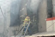 Luchan bomberos para apagar fuerte incendio en bodega