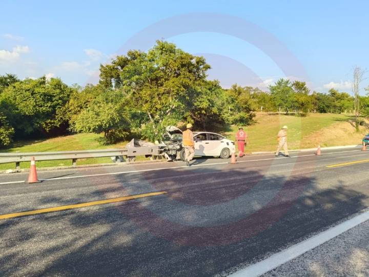 Nissan Versa se impacta contra muro de contención