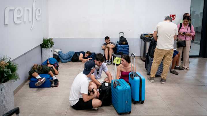 La suspensión de trenes por los incendios deja cientos de afectados en pleno puente de agosto: "Es una desesperación"