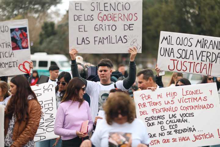 Familias de víctimas de fentanilo contaminado en Argentina denuncian politización del caso