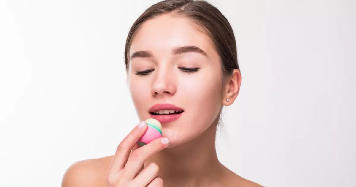 Cómo exfoliar los labios con ingredientes caseros y las nuevas tendencias en maquillaje en Colombia