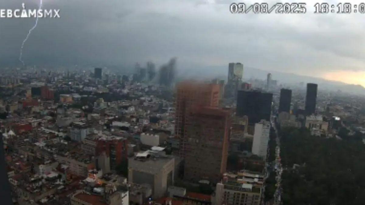 Rayo provoca notificación de microsismo durante tormenta eléctrica en CDMX