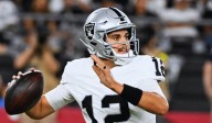 Raiders pierden a Aidan O’Connell y buscan mariscal de emergencia