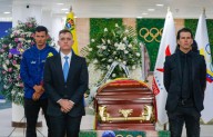 Julio César León recibió emotivo adiós