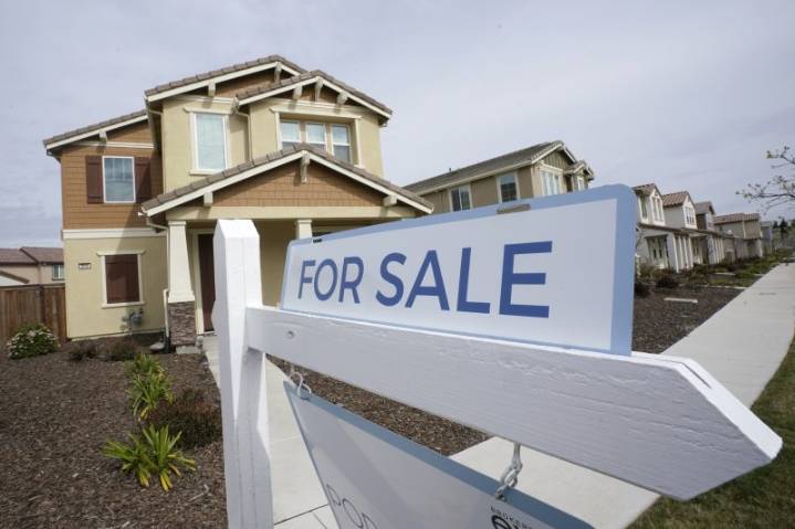 Condos drop by $15,000 in Las Vegas, but single-family home prices unchanged