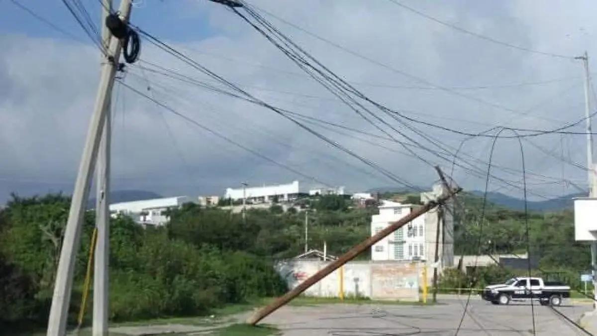 Tepeji: Cierran calle por poste de telefonía a punto de caer