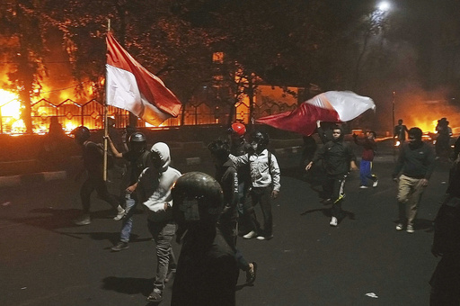 Tres muertos tras incendio provocado por turba en un parlamento regional en Indonesia