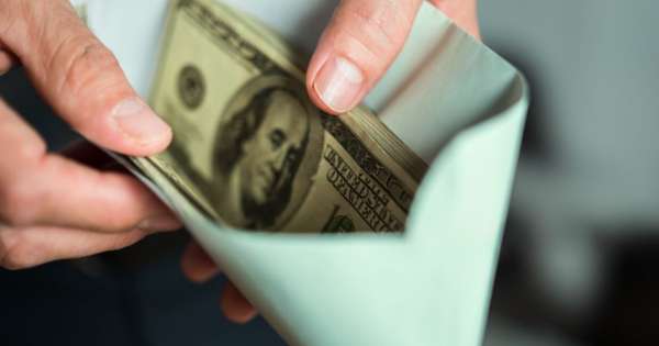 Guardar dólares: los 3 errores más comunes que destruyen los billetes y hacen que valgan menos
