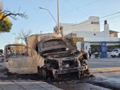 Carlos Paz: un utilitario se incendió por completo en Avenida Cárcano y generó problemas de tránsito