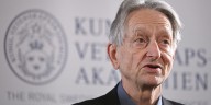 'Godfather of AI' Geoffrey Hinton: Short-term profits, not AI endgame is top