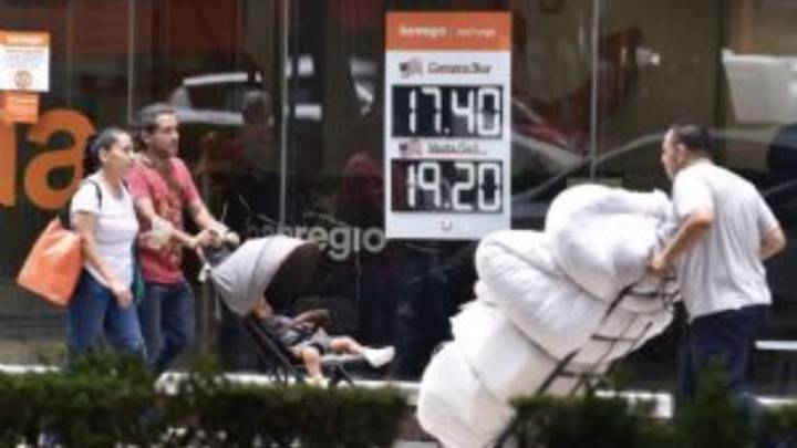 Peso pierde ante defensa de la Fed por su autonomía y por aranceles a India