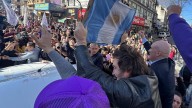 Reciben a piedrazos a Milei durante una caravana proselitista en la periferia bonaerense