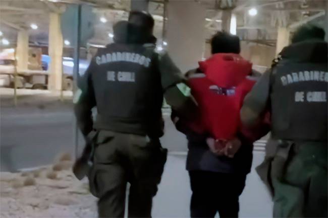 Carabineros de Chungará detiene a extranjero que intentó sobornarlos para evitar arresto por contrabando de celulares