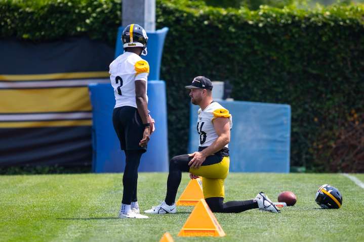 Pittsburgh Steelers fan favorite long snapper suffers chest injury