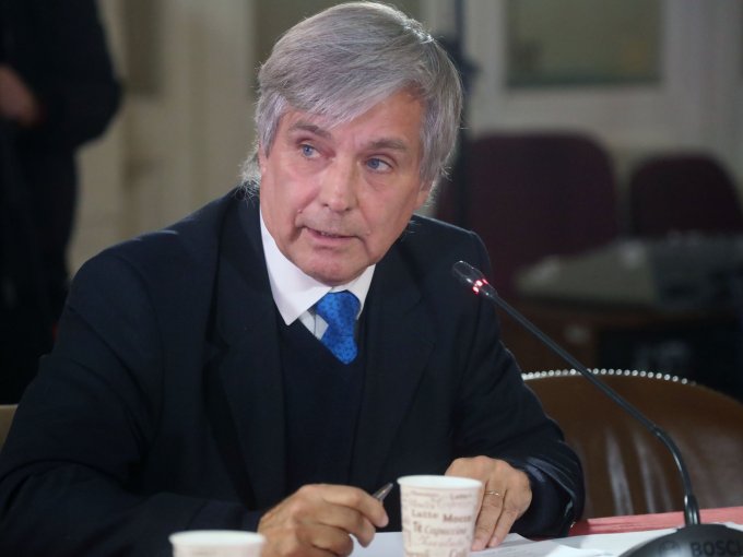 Mayne-Nicholls se declara "más cercano al centro" político y desestima la posibilidad de "gobernar por decreto"