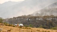 Una línea de defensa en Degaña para frenar el fuego que entra por León y la ruta del Cares cerrada por el Oriente: los incendios en Asturias pasan de 15 a 12