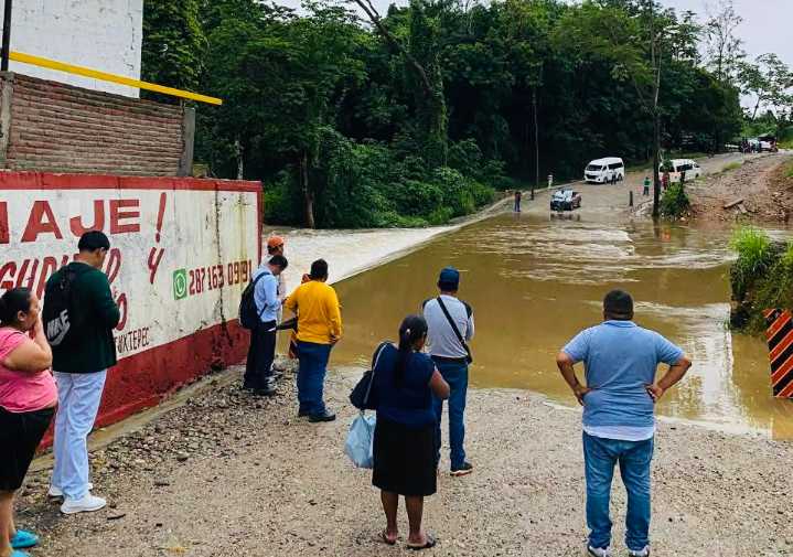 Arroyo Choapam se desborda por torrenciales lluvias; cierran carretera Oaxaca-Tuxtepec: causal afecta viviendas en Chiltepec