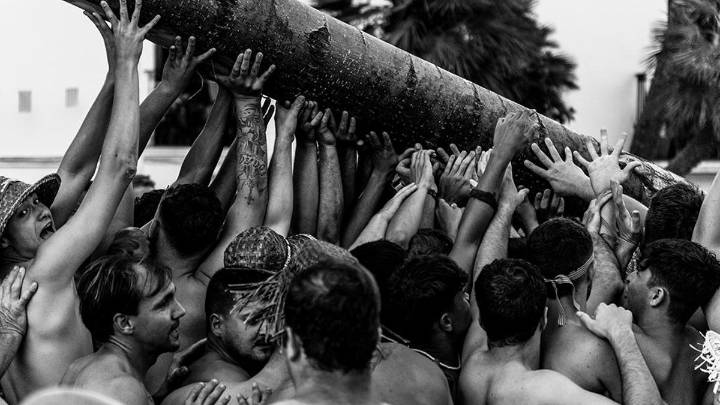 El esfuerzo con decenas de manos izando el Arbret de Sant Joan de Altea, fotografiado por Alfonso Rotunno, gana el concurso Fotoxop 2025