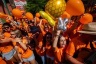Tejina se tiñe de colores con los “Corazones” de flores y frutas de 12 metros y cien kilos
