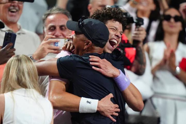 Shelton remonta y vence a Khachanov para coronarse en Toronto