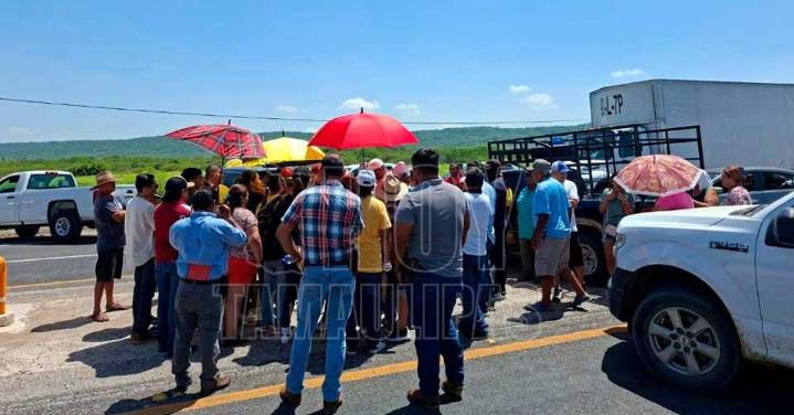 Truenan pobladores de Altamira por falta de agua; bloquean carretera