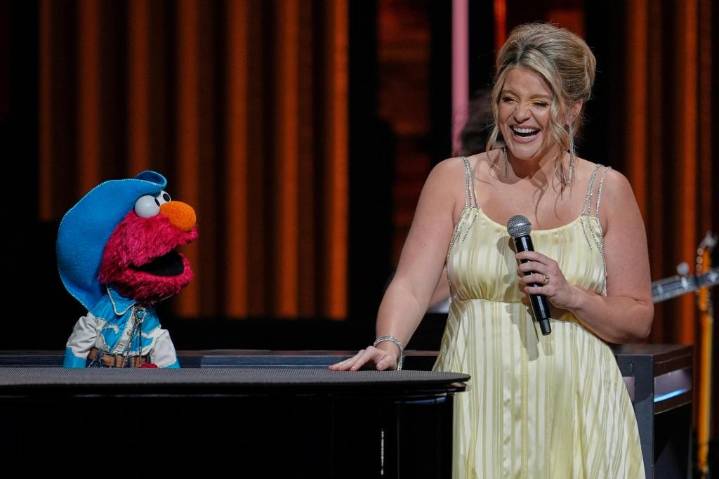 Elmo y Abby Cadabby de ‘Sesame Street’ debutan cantando en el Grand Ole Opry