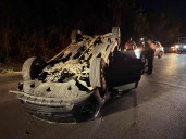 LLANTAS ARRIBA: Ebrio conductor protagoniza aparatosa volcadura en la avenida 20 de Noviembre de Cancún 
