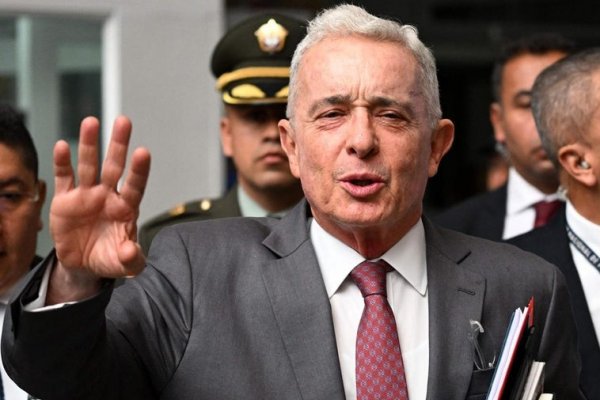 El Tribunal Superior de Bogotá ordena la libertad inmediata del expresidente Álvaro Uribe tras haber sido condenado por soborno y fraude