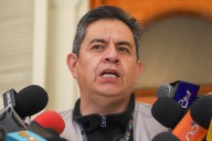 El ente electoral de Bolivia insta a votar sin teléfono móvil ante denuncias de coacción