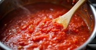 ANMAT prohibió una conocida marca de tomate por tener gusanos: tiraló ya