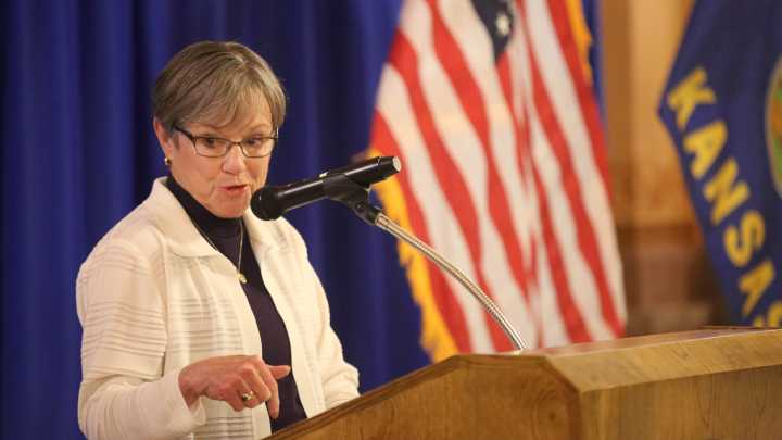 Governor pitches interns on public service careers