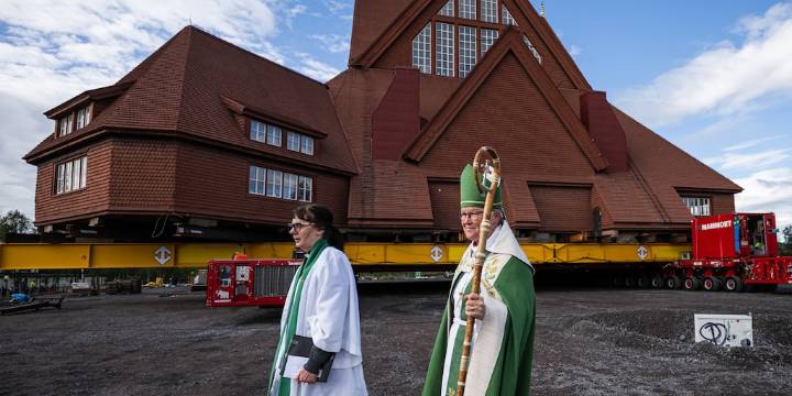 El impactante traslado de una iglesia de más de 100 años en Suecia: recorre 5 kilómetros para salvarse de una mina