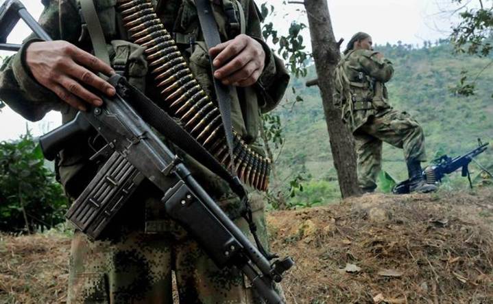 Gobierno de Colombia denuncia retención de 34 militares en zona plagada de narcocultivos; reporta enfrentamientos con guerrilleros