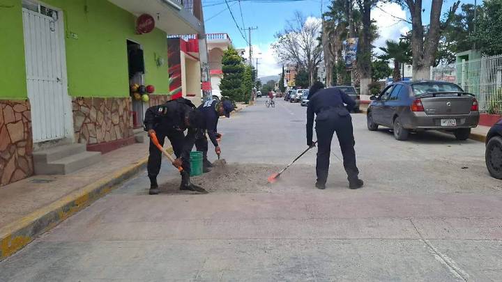 Retiran patrulla y ponen a bachear a policías relacionados con clausura de gasolinera en Chapulco