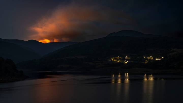Dos grandes incendios activos simultáneos movilizan a cientos de efectivos en Ourense: uno de ellos presenta "indicios de intencionalidad"