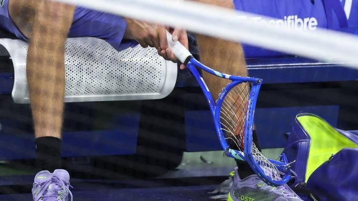 "Los niños atrás viendo": duras críticas a tenista que destruyó violentamente su raqueta en el US Open y al que le piden buscar ayuda